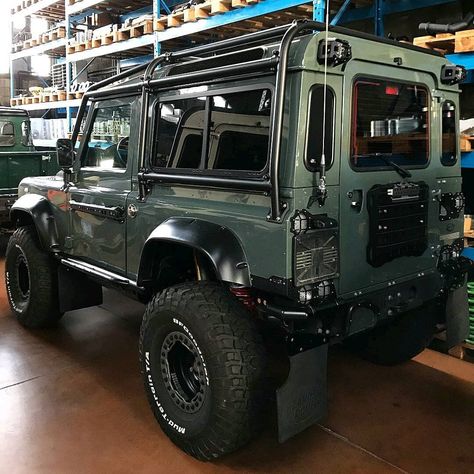 @corsettiengineering Amazing Defender 😍 Follow us ---> @dailyoverland @landrover #DefenderSeries #DefenderLife #DefenderV8 #Defender90… New Land Rover Defender, Bug Out Vehicle, Land Rover Models, Jaguar Land Rover, Overland Vehicles, Expedition Vehicle, Jeep 4x4, Defender 90, Defender 110