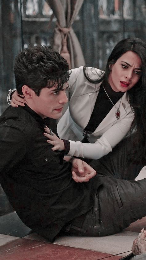 Alec And Izzy, Cross Fire, Dominic Sherwood, Shadowhunters Malec, Isabelle Lightwood, Alec Lightwood, City Of Bones, Shadow Hunters, Shadowhunters