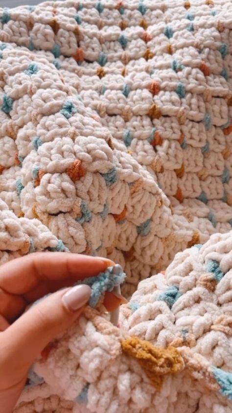 Stunning cloud blanket – Free crochet pattern - CJ Design Blog Cj Design, Modern Crochet Blanket, Chunky Crochet Blanket, Bernat Blanket Yarn, Crochet Blanket Designs, Chunky Crochet, Crochet Hook Sizes, Crochet Headband, Free Crochet Patterns