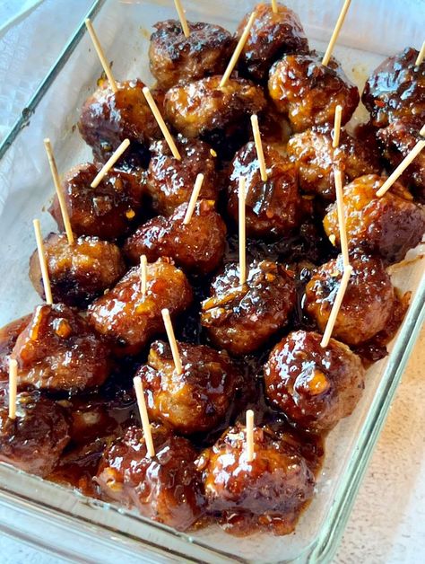 Homemade Turkey Meatballs, Bacon Wrapped Water Chestnuts, Fast Appetizers, Cocktail Meatballs, Sweet And Sour Meatballs, Appetizer Meatballs, Classic Appetizers, Christmas Recipes Appetizers, Sour Cocktail