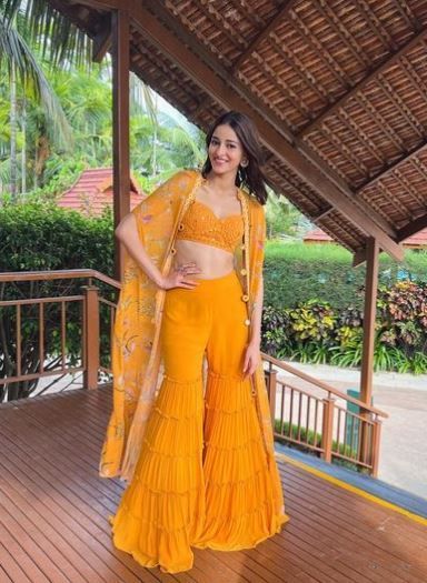 Haldi Dress Ideas, Mehendi Dress, Indian Outfits Modern, Arpita Mehta, Haldi Ceremony Outfit, Haldi Dress, Mehendi Outfit, Haldi Outfits, Ananya Pandey