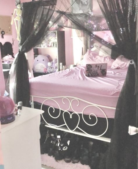 Goth Princess Aesthetic Room, Hello Kitty Y2k Room Decor, Pink And Black Room Aesthetic Grunge, Pink Horror Room, Monster High Room Aesthetic, Pink Goth Room Aesthetic, 2000s Pink Bedroom, Pink Emo Room, Scene Room Ideas