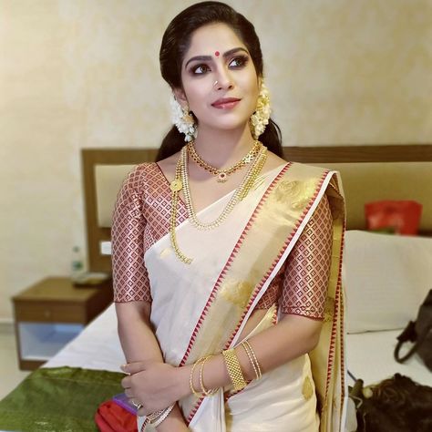 Swasika Vijay, Onam Saree, Bra Tape, Kasavu Saree, Saree Hairstyles, Ethnic Beauty, Bridal Sarees South Indian, Diwali Outfits, Kerala Saree