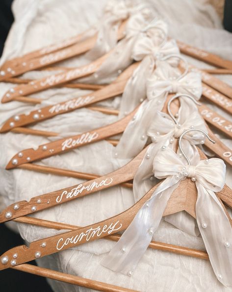 Pearl Bow Custom Bride Hanger for Wedding Dress Personalized With Date Wedding Dress Hanger Acrylic Mrs Hanger for Bride From Maid of Honor - Etsy Hangers For Bridal Party, Pearl Wedding Hangers, Wedding Hangers Personalized Diy, Wedding Etsy Ideas, Custom Hangers Wedding, Wedding Day Hangers, Hanger For Wedding Dress, Wedding Day Accessories Brides, Bridal Dress Hanger