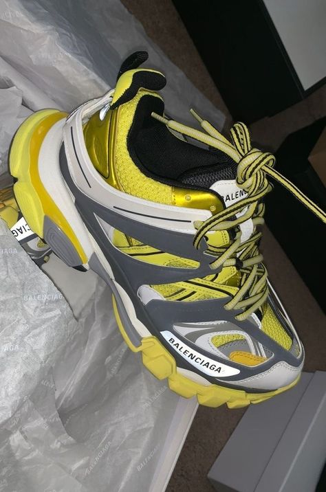 Fashionista Street Style, Yellow Balenciaga, Balenciaga Outfit, Balenciaga Track Sneakers, Track Sneakers, Shoe Wishlist, Shoe Gallery, Balenciaga Track, Balenciaga Shoes