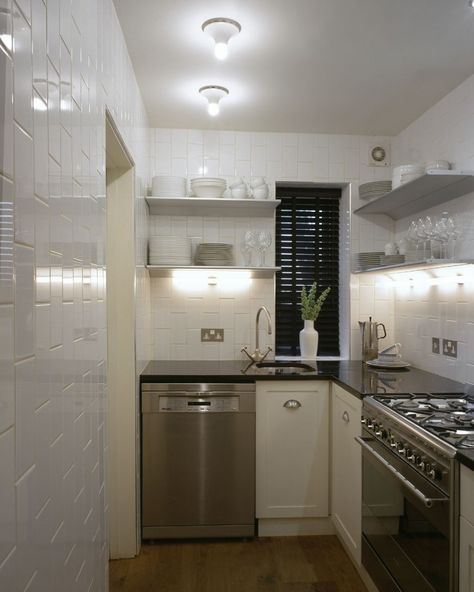 charles-mellersch-tiny-kitchen - In a London apartment, architect Charles Mellersch tiled the walls in vertically stacked subway tiles to create a sense of loftiness Very Small Kitchen Design, Small L Shaped Kitchens, Tiny Kitchen Design, Small Kitchen Organization, L Shaped Kitchen, Small Space Kitchen, House Design Kitchen, Apartment Kitchen, Tiny Kitchen