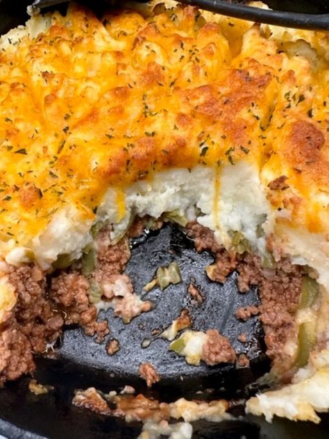 You'll Want To Save This Hamburger Pie Recipe | GB's Kitchen Hamburger Pie Recipes, Healthy Hamburger Meat Recipes, Hamburger Pie, Healthy Hamburger, Hamburger Recipes Patty, Hacks For Home, Veggie Pies, Hamburger Casserole, Making Mashed Potatoes