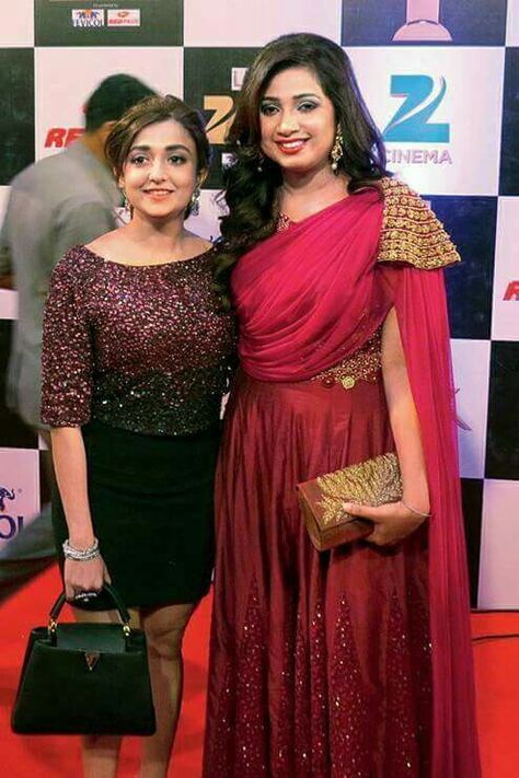 Monali Thakur & Shreya Ghoshal Chicken Anatomy, Full Skirt And Top, Monali Thakur, Dharsha Gupta, Designer Sleeves, Sleeve Patterns, Voice Artist, Shreya Ghoshal, Saree Blouse Patterns