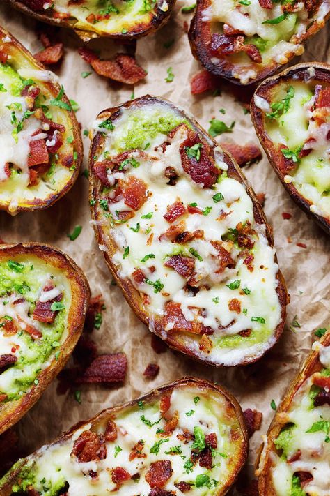 Cheesy Bacon and Kale Potato Skins - crispy potatoes filled with a kale pesto and topped with bacon and cheese Kale Potato, Bacon Kale, Pinch Of Yum, Cheesy Bacon, Potato Skins, Baked Potatoes, Serious Eats, Food Blogs, Oven Recipes