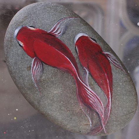 Kumano2014 'por AkihisaIwata Koi Art, Painted Rock Animals, Rock And Pebbles, Painted Rocks Diy, Rock Painting Ideas Easy, Rock Painting Patterns, Fish Drawings, Pet Rocks, Rock Painting Designs