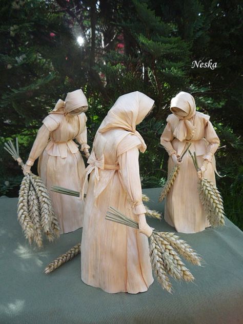 Corn Leaf Craft, Corn Husk Crafts, Corn Dolly, Lavender Crafts, Corn Husk Dolls, Landscaping Design Ideas, Knitted Toys Free Patterns, House Landscaping, Farmhouse Vintage