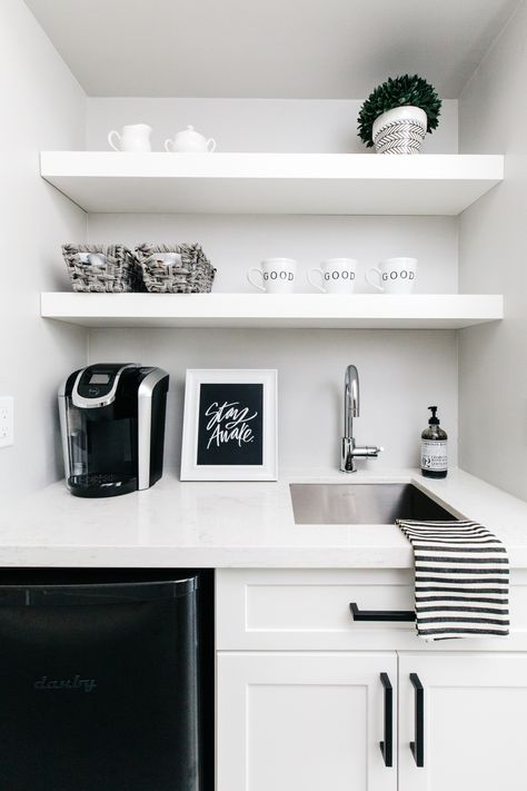 coffee bar upstairs in master bedroom Bedroom Coffee Bar, Coffee Bar Design, Galley Kitchens, Design Café, Home Coffee Bar, Coffee Bar Home, Bar Set Up, Bedroom Bar, Mini Bar