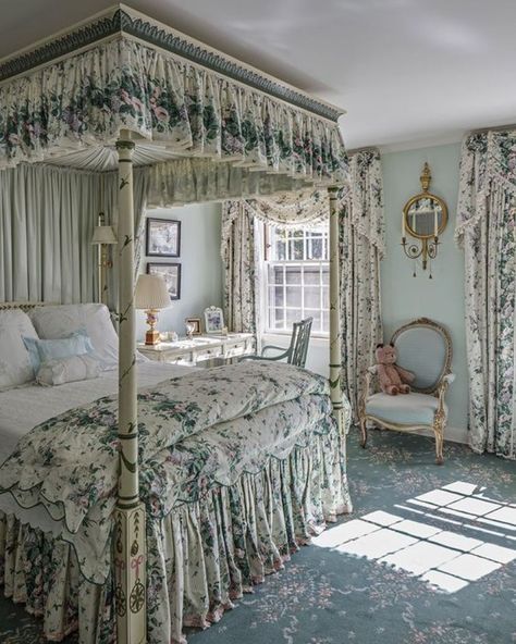 Vintage Canopy Bed, Mansion Bedrooms, Romantic Beds, Cottage Countryside, Romantic Bedrooms, Canopy Beds, Glam Pad, Countryside Cottage, French Country Bedrooms