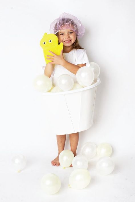 DIY Balloon Bubble Bath Costume                                                                                                                                                                                 More Diy Bubble Bath, Creative Halloween Costumes Diy, Halloween Costumes To Make, Baby Kostüm, Diy Halloween Costumes For Kids, Homemade Halloween Costumes, Hallowen Costume, Diy Halloween Costume, Homemade Costumes