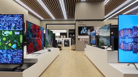 Samsung's Multi-Experience store is an innovative first in experienced-based retail solutions Samsung Experience Store, The Dubai Mall, Retail Trends, Tv Store, Retail Solutions, Retail Interior Design, Tv Display, Retail Interior, Dubai Mall