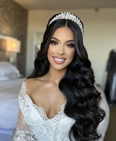 Romantic Bridal Hair, Wedding Hairstyles With Crown, Bridal Hair Down, Glam Wedding Makeup, Bride Crown, Bridal Hair Inspiration, Wedding Hairstyles Bride, Vlasové Trendy, Tiara Hairstyles