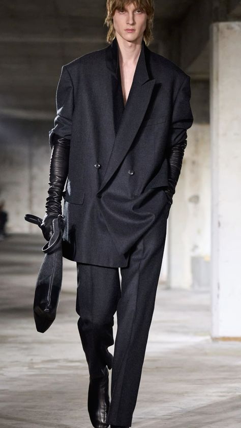 Gloves Style, Total Black, Mood Board Fashion, Dries Van Noten, Suit Fashion, Office Wear, All About Fashion, Fashion Show, Gloves