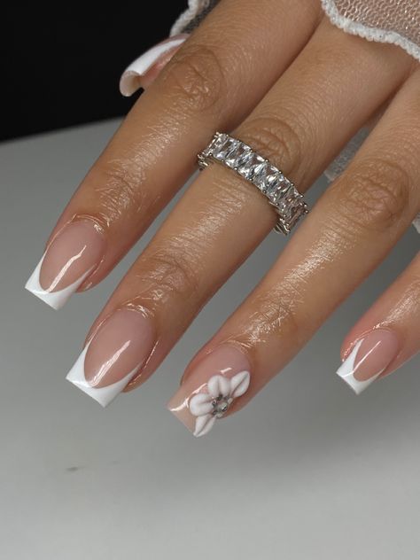 Nails For 8th Grade Graduation, Latina Short Nails, Baptism Nails Ideas, Short Nail Designs Wedding, Latina Nails Short, Gold And White Nails Acrylic, First Communion Nails, Short Nails Ideas White, Short Latina Nails