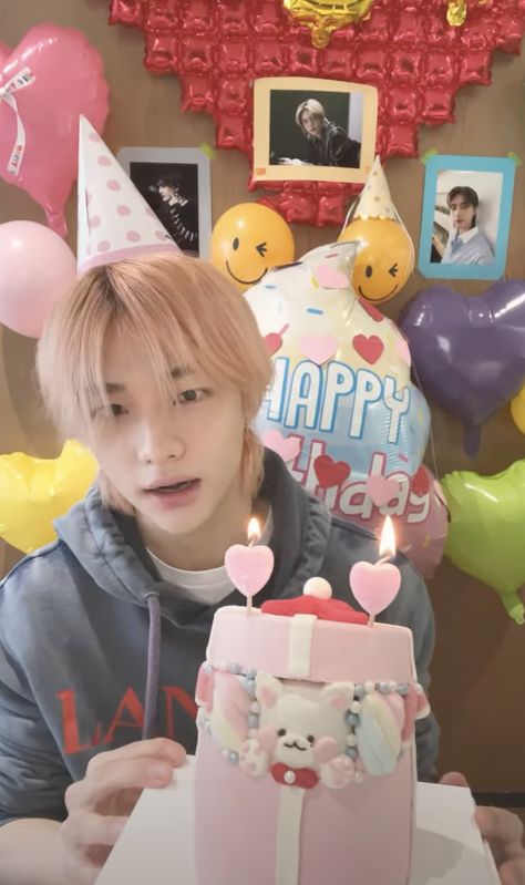 Hyunjin Birthday Cake, Hyunjin Predebut, Happy Birthday Hyunjin, Hyunjin Birthday, Kpop Birthday, Blackpink Fancam, Hyunjin And In, Happy Birthday Video, Happy Birthday Pictures