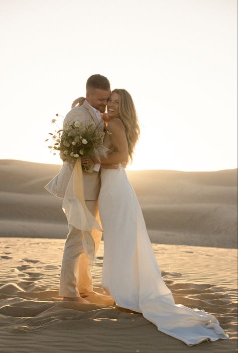 Minimal Wedding Bouquet, Suit Editorial, Sand Dunes Wedding, Dune Wedding, Tan Suit Wedding, Wedding All White, Wedding Golden Hour, Wedding Minimal, Summer Gown