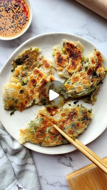 Dan Dumbrell on Instagram: "Scallion Pancake recipe (in 15 minutes!) - put those dried out puff pastry sheets to good use! 🌱 

Craving scallion/spring onion pancakes but cbf making the dough from scratch? This quick and easy version uses store bought puff pastry and comes together in 15 minutes! This is a perfect way to use up those dried up sheets in the freezer (we all have them!) and get quick flakey layers with minimal effort. Remember to use the cheaper puff pastry (no need for that exxy butter puff pastry)! 

Recipe (for 1 pancake) 👇 

Ingredients
1 sheet puff pastry (thawed)
3-4 scallions/spring onions (sliced)
1 tsp flakey sea salt
1/2 tsp white pepper powder
2 tsp sesame oil (can sub with neutral oil) 

Method
1) Slice up your scallions then combine with the salt, pepper and ses Pancake Ingredients, Scallion Pancake Recipe, Onion Pancake, Puff Pastry Recipe, Butter Puff Pastry, Recipe For 1, Scallion Pancakes, Pastry Recipe, Pancakes Ingredients