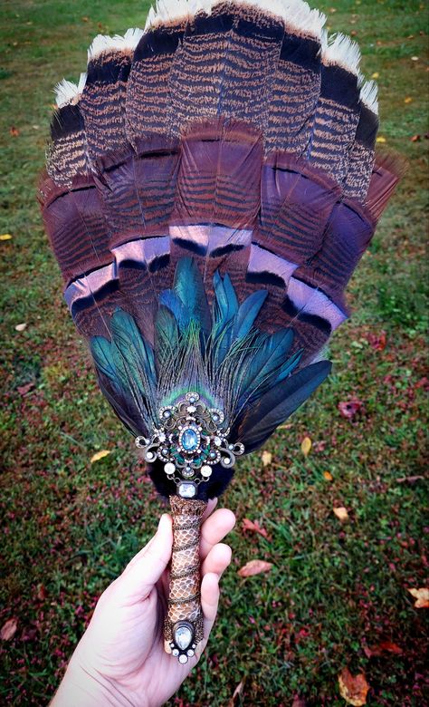 Feather Fan made by Nightingale Curiosities from scavenged pieces of Deer Bone, Turkey Feathers, and Snake Shed. *SOLD* Chicken Feather Crafts Ideas, Turkey Feather Art, Snake Shed Crafts, Feather Display Ideas, Chicken Feather Crafts, Turkey Feather Crafts, Turkey Board, Cricket Machine, Animal Mounts