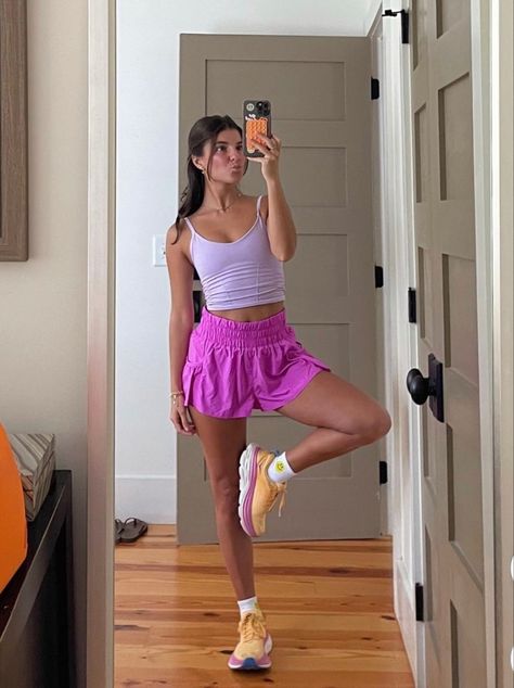 Preppy Outfit Athletic, Workout Clothing Aesthetic, Running Outfits For Women Cold, Athletic Fits Aesthetic, Cute Running Outfits Aesthetic, Bright Athleisure Outfits, Colorful Running Outfit, Running Fits Aesthetic, Running Outfits Aesthetic