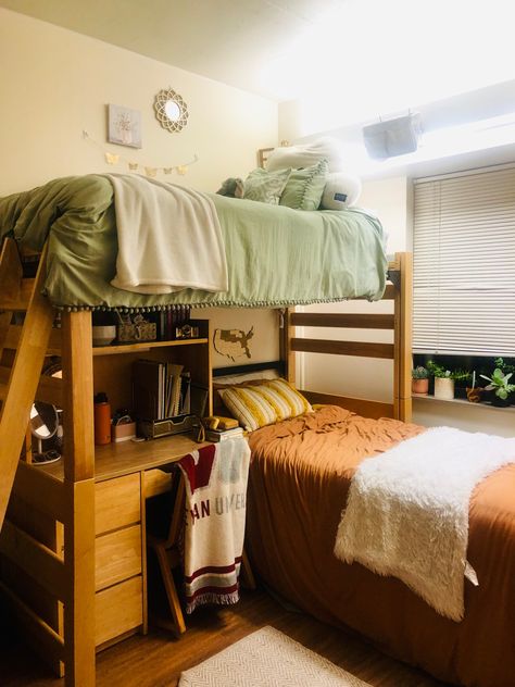 College Dorm Room Ideas For 2 People, Dorm Room With One Lofted Bed, Triple Occupancy Dorm, College Room Setup, Dorm Bed Layout, Bunk Beds Dorm Room, Bunked Dorm Beds Ideas, Dorm Room Bunk Beds Layout, Dorm Room With Bunk Beds