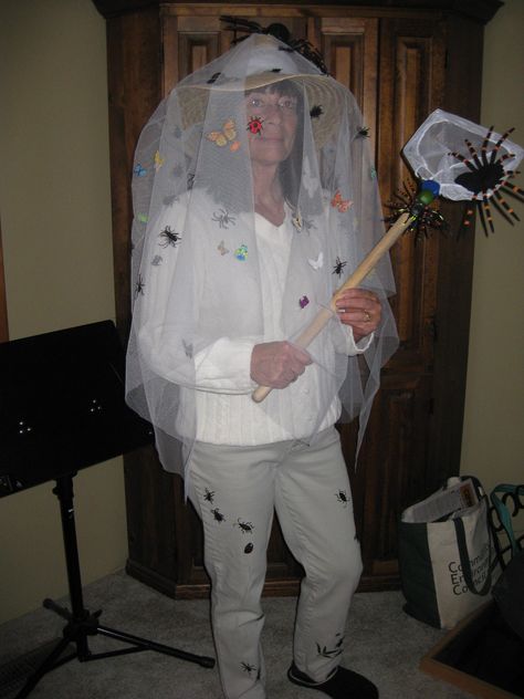 My Halloween costume a couple of years ago.  So easy. Straw hat (we all have extra right?) Craft store for assorted bugs, netting and glue. Garden center for fish net. Might bring it out again this year! Bug Catcher Costume, Exterminator Costume, Bug Halloween Costume, Bug Costumes, Halloween Customer, Halloween Costumes Scarecrow, Bug Catcher, Bug Costume, Garden Hat