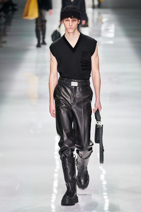 Fendi Fall 2020 Menswear Collection - Vogue Prada Menswear, Vogue Photo, Mens Leather Pants, Menswear Runway, Looks Street Style, Creation Couture, Fashion Weeks, Mens Winter Fashion, Menswear Collection