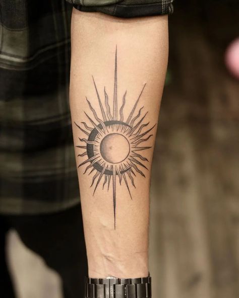 25 Sun and Moon Tattoos To Light You Up 33 Tattoo Sol Y Luna, Dragon Tattoo Circle, Sun Tattoo Men, Vintage Sun And Moon, Tattoo Circle, Eclipse Tattoo, Sun And Moon Tattoos, Luna Tattoo, Flower Of Life Tattoo