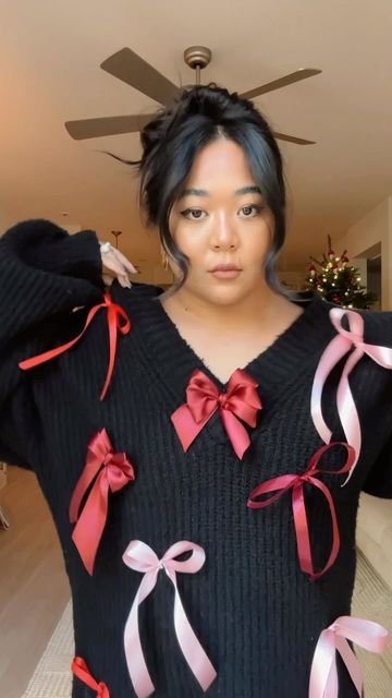 Kimberly Anne on Instagram: "Last minute ugly Christmas sweater diy 🎀 What you’ll need: Cable knit sweater Ribbons Bobby pins Tie a bow on a Bobby pin, then delicately place it on the sweater—simple, and you won’t even have to ruin a perfectly good sweater 🎄🎁🎅🏼 Sweater: @lpa @revolve Red Mary Janes: @stevemadden Silver hair claw: @scunci" Ribbon Sweater, Sweater Hacks, Diy Christmas Sweater, Diy Ugly Christmas Sweater, Diy Sweater, Bow Sweater, Diy Bow, Cool Sweaters, Christmas Ribbon