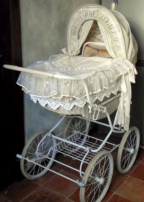 Vintage Pram, Baby Buggy, Baby Room Inspiration, Prams And Pushchairs, Casa Vintage, Nursery Room Inspiration, Dolls Prams, Baby Prams, Dream Baby