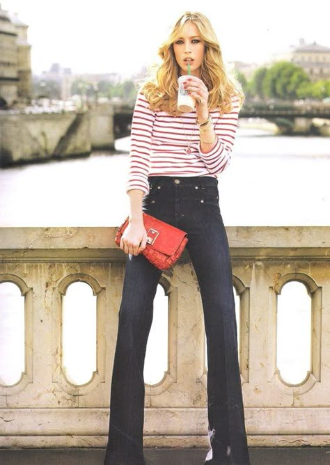 those pants Red Tshirt Outfit, Marlene Hose, Emmanuelle Alt, Terry Richardson, Tshirt Outfit, Looks Street Style, Flare Leg Jeans, Tres Chic, Red Tshirt