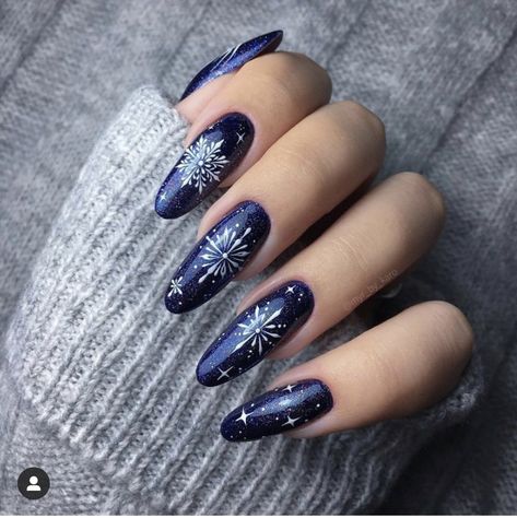 Dark Blue Christmas Nails, Blue Snowflake Nails, Winter Gel Nails, Dark Blue Christmas, Blue Christmas Nails, Snowflake Nail Design, Winter Nails Gel, Subtle Nail Art, September Nails