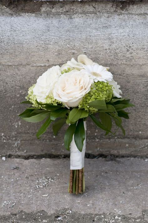 Small Wedding Bouquets, Green Wedding Bouquet, Barn Wedding Inspiration, Flowers And Greenery, Rustic Wedding Inspiration, Beautiful Farm, Small Bouquet, Rustic Chic Wedding, White Bouquet