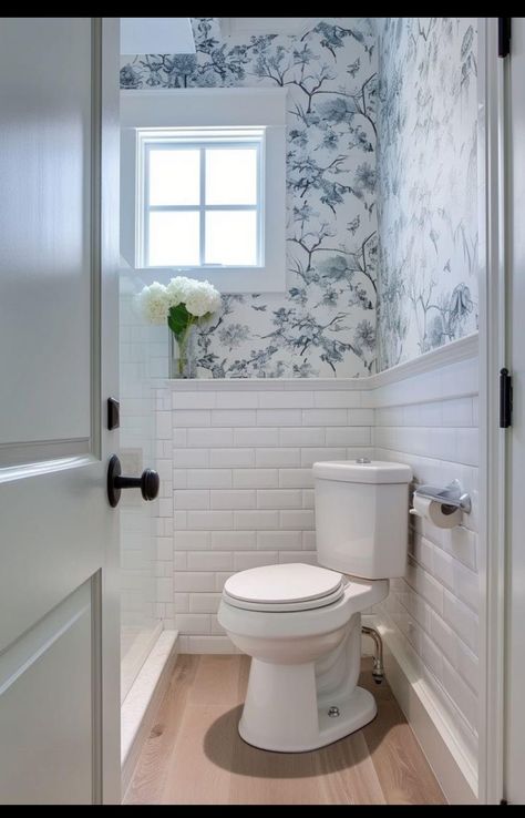 Small Toilet Room Wallpaper, Cottage Small Bathroom Ideas, Toilet Room Wallpaper, Small Toilet Ideas, Wc Wallpaper, Toilet Decor Ideas, Small Powder Bathroom Ideas, Wallpaper Toilet, Wallpaper For Small Bathrooms