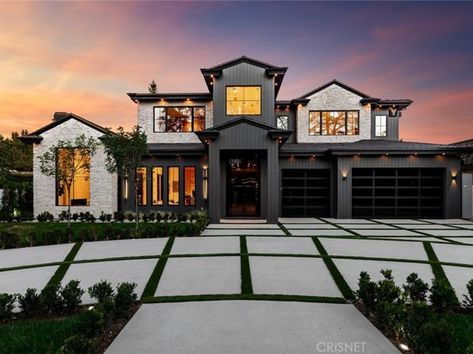 Los Angeles View, Transitional Modern Farmhouse, Los Angeles Real Estate, House Arch Design, Rustic Home Design, Farmhouse House, Los Angeles Homes, Architecture Exterior, Walk In Pantry