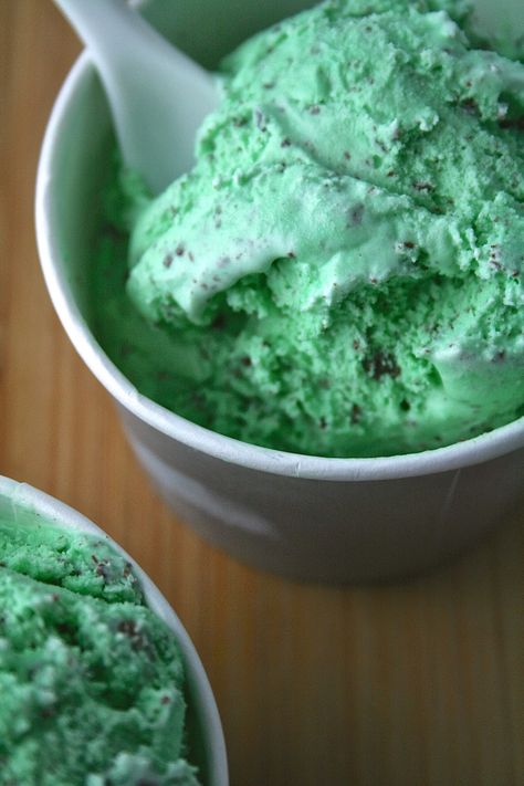 Oregon Transplant: Dark Chocolate-Mint Ice Cream Mint Ice Cream Recipe, Mint Desserts, Mint Chocolate Ice Cream, Dark Chocolate Mint, Vanilla Ice Cream Recipe, It's Thursday, Making Homemade Ice Cream, Mint Chocolate Chip Ice Cream, Yogurt Ice Cream