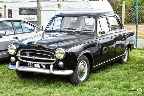 Elle est tellement classique qu'on en oublierait son importance. La Peugeot 403 fut pourtant la première lionne à dépasser le million d'exmplaires produits. Vous en restaurez une ? Découvrez notre catalogue : https://newsdanciennes.com/peugeot-403-la-discrete-premiere-millionnaire-du-lion/ Old Cars, Peugeot, Antique Cars, Lion, Suv Car, Suv, Cars, Vehicles