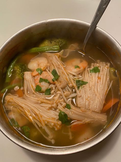 Noodle Substitute, Enoki Mushrooms, Mushroom Soup Recipes, Healthy Food Dishes, Veggie Soup, Healthy Foodie, Quick Cooking, So Delicious, Cafe Food