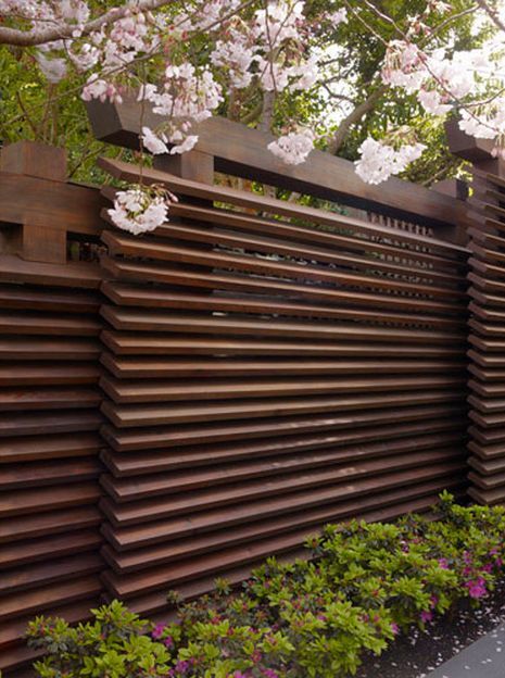 Modern Japanese Garden Landscapes, Pagar Modern, Modern Japanese Garden, Japanese Garden Landscape, Modern Fence Design, Privacy Fence Designs, Garden Screening, Front Yard Fence, Garden Wallpaper