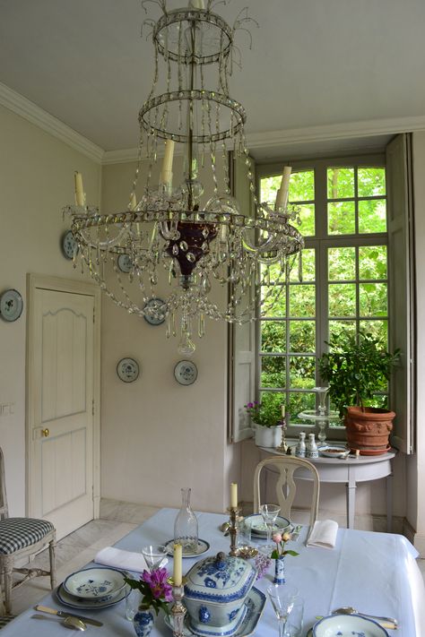 dining room French Style Dining Room Ideas, Gustavian Style Interiors, Gustavian Interiors, Belgian Pearls, Scandinavian Country, Distressed Wood Wall, Shabby Chic Dining Room, Style Dining Room, British Lifestyle