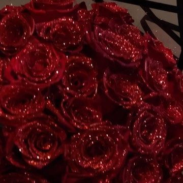 Red Glitter Roses, Bunch Of Red Roses, Glitter Room, Roses Bouquet Gift, Ribbon Flowers Bouquet, Arte Aesthetic, Luxury Flower Bouquets, Rose Centerpieces, Flower Gift Ideas