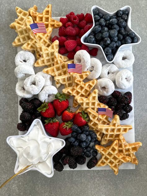 Waffles Ideas, Themed Charcuterie Board, Labor Day Decorations, Fruit Platter Ideas Party, Labor Day Party, Platter Ideas, Food Boards, Fourth Of July Decorations, Styling A Buffet