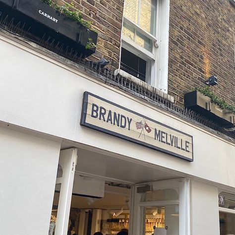 London Uk Aesthetic, Brandy Melville Store, Playlist Vibes, Brandy Melville Summer, Uk Aesthetic, Brandy Melville Aesthetic, Aesthetic Widgets, London Shopping, London Aesthetic