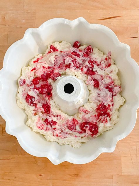 Cakes Raspberry, White Chocolate Raspberry Bundt Cake, Chocolate Raspberry Bundt Cake, Raspberry Bundt Cake, Bunt Cake Recipe, Cake White Chocolate, Bundt Pan Recipes, Raspberry Pie Filling, Best White Chocolate