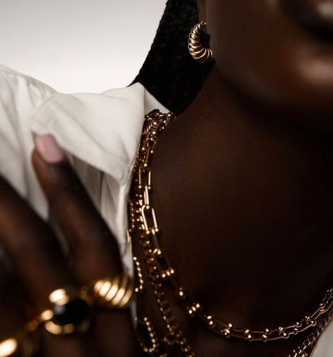 Gold Jewelry Aesthetic, Black And Gold Aesthetic, Eye Details, Jewelry Aesthetic, Gold Aesthetic, Aesthetic Dark, Shell Bracelet, Brown Aesthetic, Black Women Art