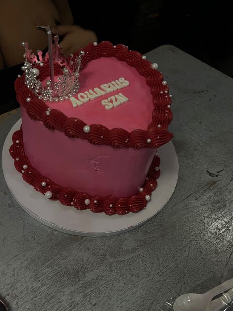 19th Birthday Cakes, Bolo Vintage, 15th Birthday Cakes, 17 Birthday Cake, 17th Birthday Ideas, Aquarius Birthday, Vintage Birthday Cakes, Sweet 16 Birthday Cake, 21st Birthday Cakes