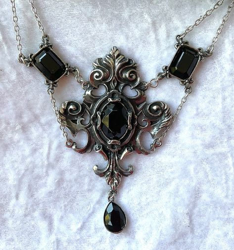 KissOfARedRose - Etsy Alchemy Gothic Jewelry, Baroque Jewelry, Queen Of The Night, Alchemy Gothic, Gothic Pendant, Jewelry Styling, Bat Earrings, Style Baroque, Baroque Fashion